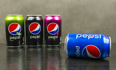 Mavi geleneksel Pepsi olabilir. Arka planda, ikonik marka diğer türleri: Yabani kiraz, kireç ve max
