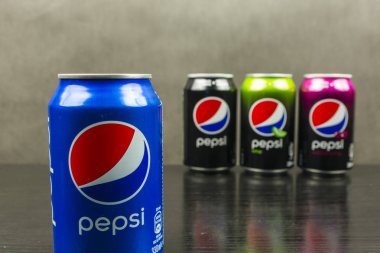 Can özgün Pepsi ile geleneksel mavi rengindedir. Arka planda, üreticinin diğer tatlar için kutu diğer renkler: Yabani kiraz, kireç ve max.