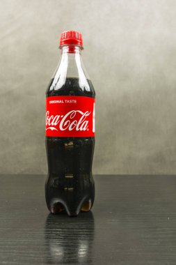 Bir şişe Coca-Cola tarafından üretilen bir kült içecek ile.