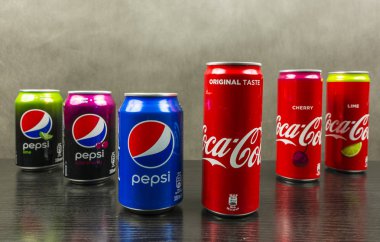 Özgün tatlar ve kirazlı Pepsi ve Coca-Cola karşılaştırılması.