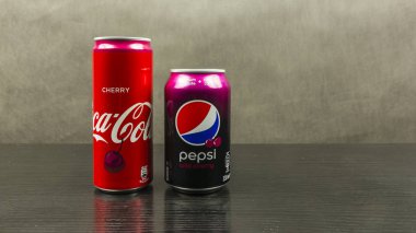 Teneke Vişne Aromalı Pepsi ve Coca-Cola ile karşılaştırma.