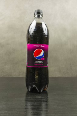 Bir şişe ile karanlık bir arka plan üzerinde Yabani kiraz aromalı pepsi. Yakın çekim.