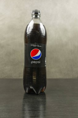 Şişe pepsi karanlık bir arka plan üzerinde max ile. Yakın çekim.