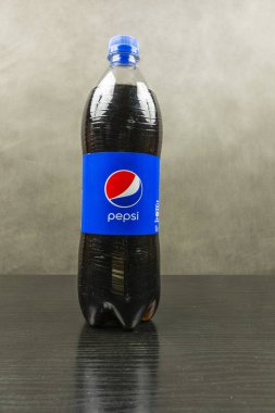 Karanlık bir arka plan üzerinde pepsi şişe. Yakın çekim.