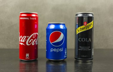 Kola kutular çeşitli üreticilerin: Coca-Cola, Pepsi ve Schweppes.