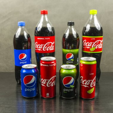Teneke ve şişe orijinal ve Pepsi ve Coca-Cola kireç lezzet kombinasyonu.