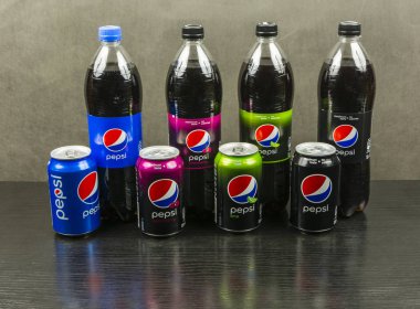 Teneke ve şişe farklı Pepsi tatlar.