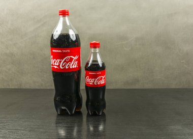 Şişe kırmızı bir Cola ile Coca Cola (kola etiketten marka).