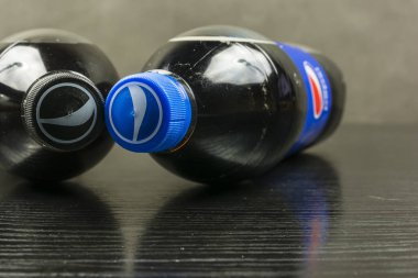 Şişe kapağı ile Pepsi logosu.