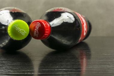Şişe kapağı ile Coca Cola logosu.