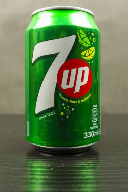 Bir içecek 7up logo ve yakın çekim yapabilirsiniz.