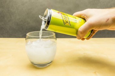 Limon aromalı schweppes üzerinden gazlı içecek bir bardak buz küpleri ile içine dökün.