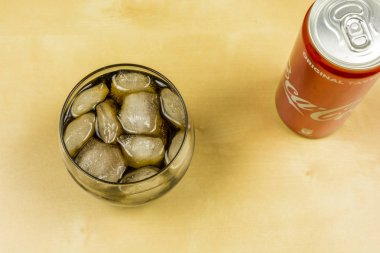 Coca-Cola ile bir bardak buz küpleri. Yukarıdan görüntülemek.