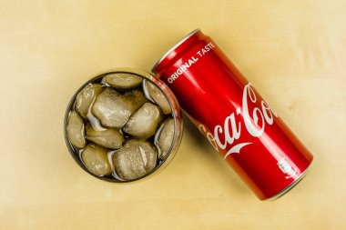 Bir bardak buz küpleri ile kült Coca-Cola. Yukarıdan görüntülemek.