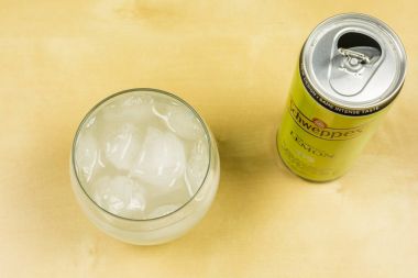 Schweppes (limon) ile bir bardak buz küpleri. Yukarıdan görüntülemek.