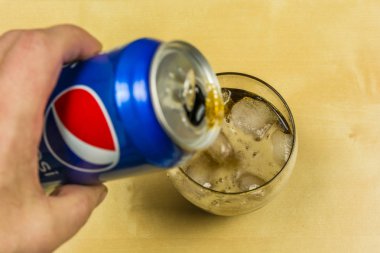 Gönderen bir Pepsi buz küpleri ile bir bardak içine dökme.