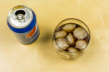Bir bardak buz küpleri ile Pepsi cola.