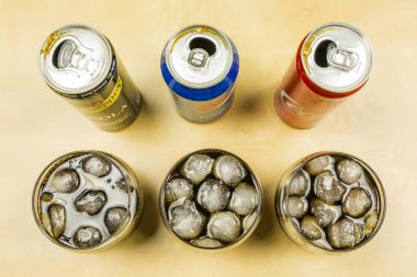 Bir cola içecek üreticilerden karşılaştırılması: Pepsi, Coca-Cola ve Schweppes. Cola buz küpleri ile gözlük içine dökülür.