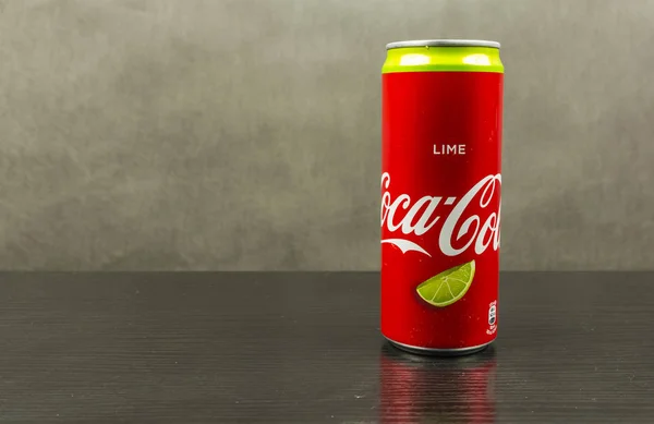 Latta di lime Coca-Cola su fondo scuro . — Foto Stock