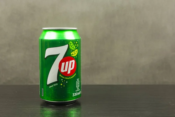 7up non-caffeinated soft drink of lemon-lime flavored. — Stock Photo, Image