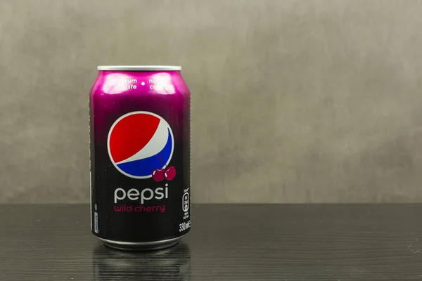 Pepsi ile Yabani kiraz aromalı konservesi. — Stok fotoğraf