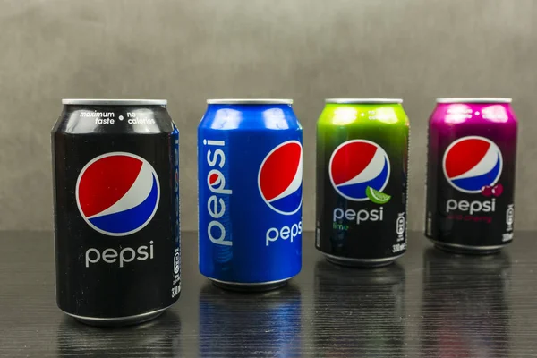 Контейнеры с различными вкусами Pepsi отличаются цветом . — стоковое фото