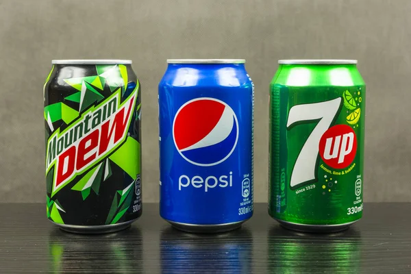 PepsiCo - Mountain Dew, Pepsi, 7up üretilen içecek kutular. — Stok fotoğraf