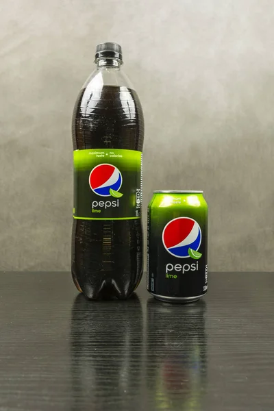 Can ve Pepsi kireç ile şişe. — Stok fotoğraf