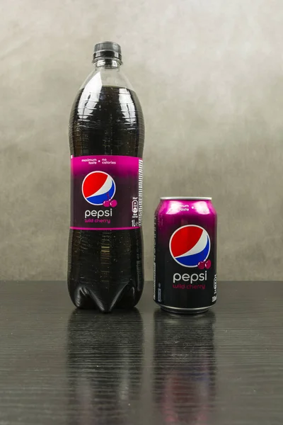 Банка и бутылка с Pepsi Wild Cherry . — стоковое фото