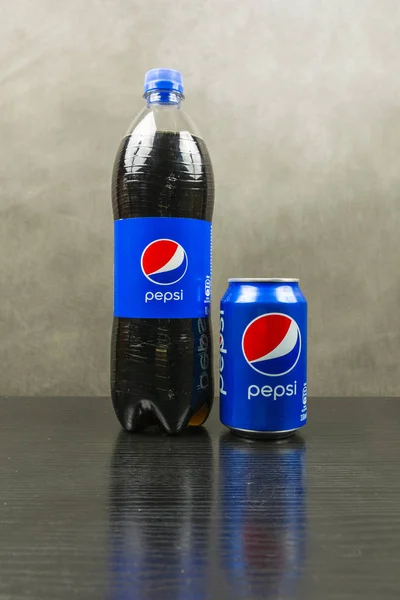 Can ve Pepsi ile şişe. — Stok fotoğraf