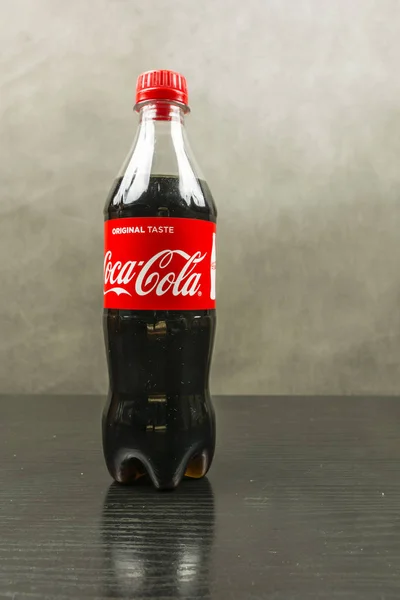 En flaska med en kult dryck som produceras av Coca-Cola. — Stockfoto