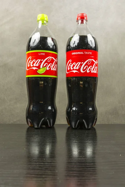 Flessen met Coca-Cola (originele smaak en kalk). — Stockfoto