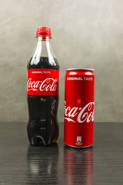 Set di lattine e bottiglie Coca-Cola (gusto originale ). — Foto Stock