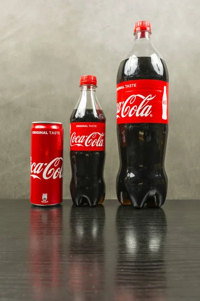 Un set di lattine e bottiglie con l'iconica bibita Coca-Cola . — Foto Stock