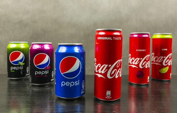 Özgün tatlar ve kirazlı Pepsi ve Coca-Cola karşılaştırılması. — Stok fotoğraf
