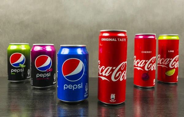 Özgün tatlar ve kirazlı Pepsi ve Coca-Cola karşılaştırılması.