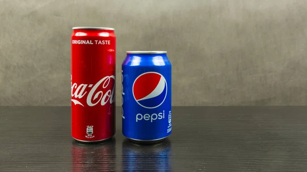 Pepsi ve Coca-Cola özgün lezzetleri ile teneke karşılaştırma. — Stok fotoğraf