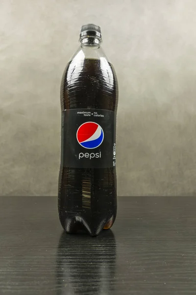Flasche mit Pepsi Max auf dunklem Hintergrund. Nahaufnahme. — Stockfoto