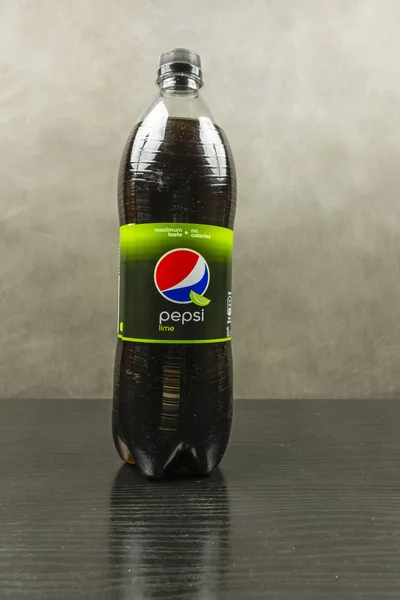 Eine Flasche Pepsi mit Limettengeschmack auf dunklem Hintergrund. Nahaufnahme. — Stockfoto