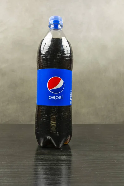 Flasche mit Pepsi auf dunklem Hintergrund. Nahaufnahme. — Stockfoto