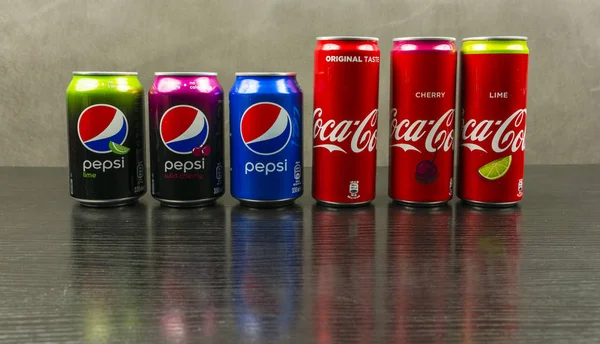 Présentation des boissons de deux grandes entreprises américaines en compétition pour les clients Coca-Cola et Pepsi Co — Photo