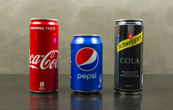 Kola kutular çeşitli üreticilerin: Coca-Cola, Pepsi ve Schweppes. — Stok fotoğraf