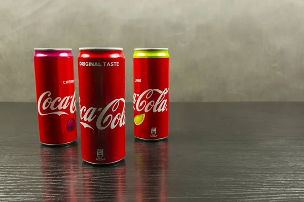 Röd traditionell färg för burkar med Coca-Cola produkter. — Stockfoto