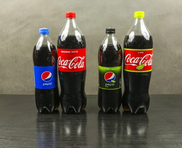 Orijinal şişeleri ve Pepsi ve Coca-Cola kireç lezzet. — Stok fotoğraf