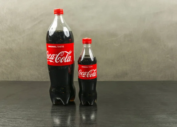 Flessen met een rode Cola merk label van Coca-Cola (cokes). — Stockfoto