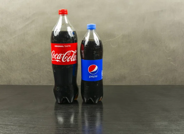 Bottiglie con Coca-Cola e Pepsi - gusto originale . — Foto Stock