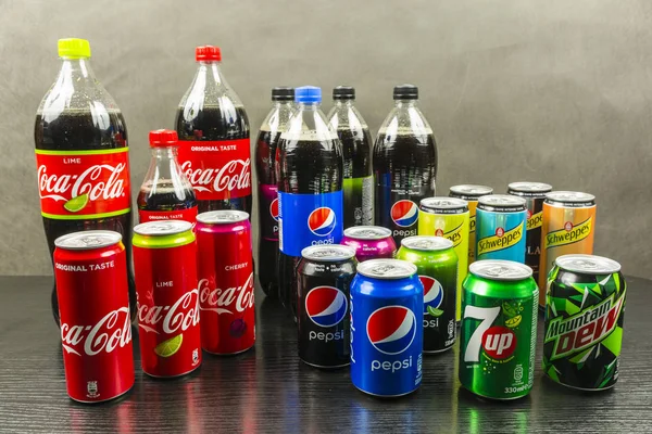 Kolekce sycených nealkoholických nápojů pocházejících od různých výrobců (Pespico, Dr Pepper Snapple Group, The Coca-Cola Company). — Stock fotografie