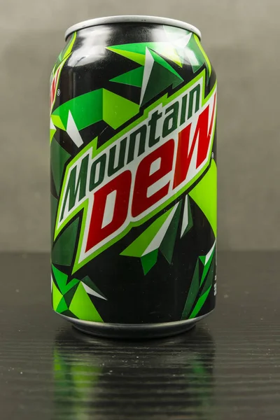 Close-up do logótipo Mountain Dew em uma lata de bebidas . — Fotografia de Stock