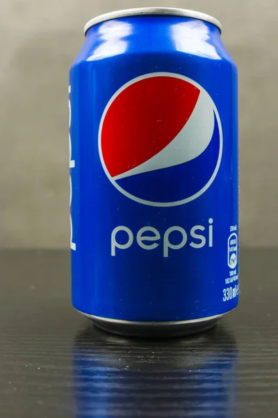Nahaufnahme des Pepsi-Logos in einer Getränkedose. — Stockfoto
