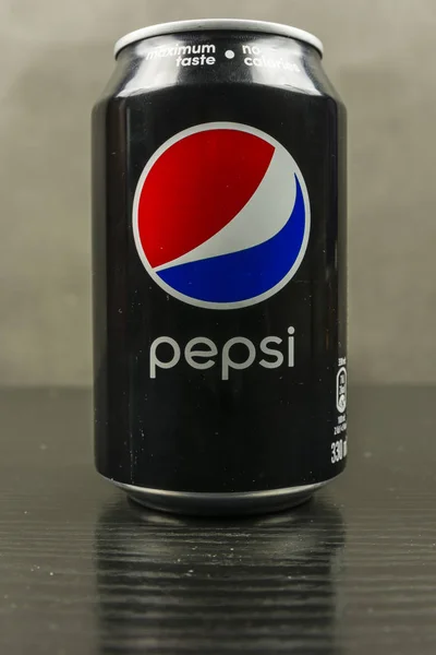 Close-up do logotipo Pepsi Max em uma lata de bebida . — Fotografia de Stock